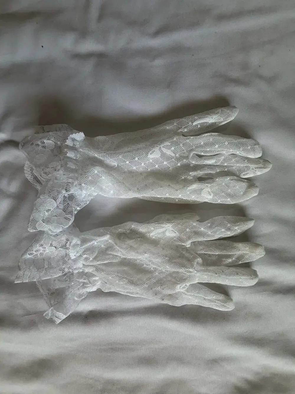 Vintage Style White Lace Wrist-Length Formal Gloves with Ruffle Trim